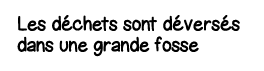 Les déchets sont déversés dans une grande fosse 
